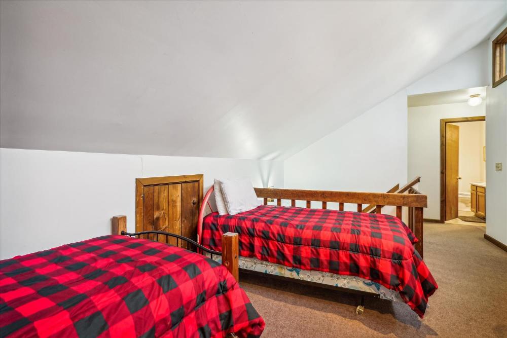 Three bedroom with Beautiful View & Short Walk to the Home Stretch Trail! Frosty